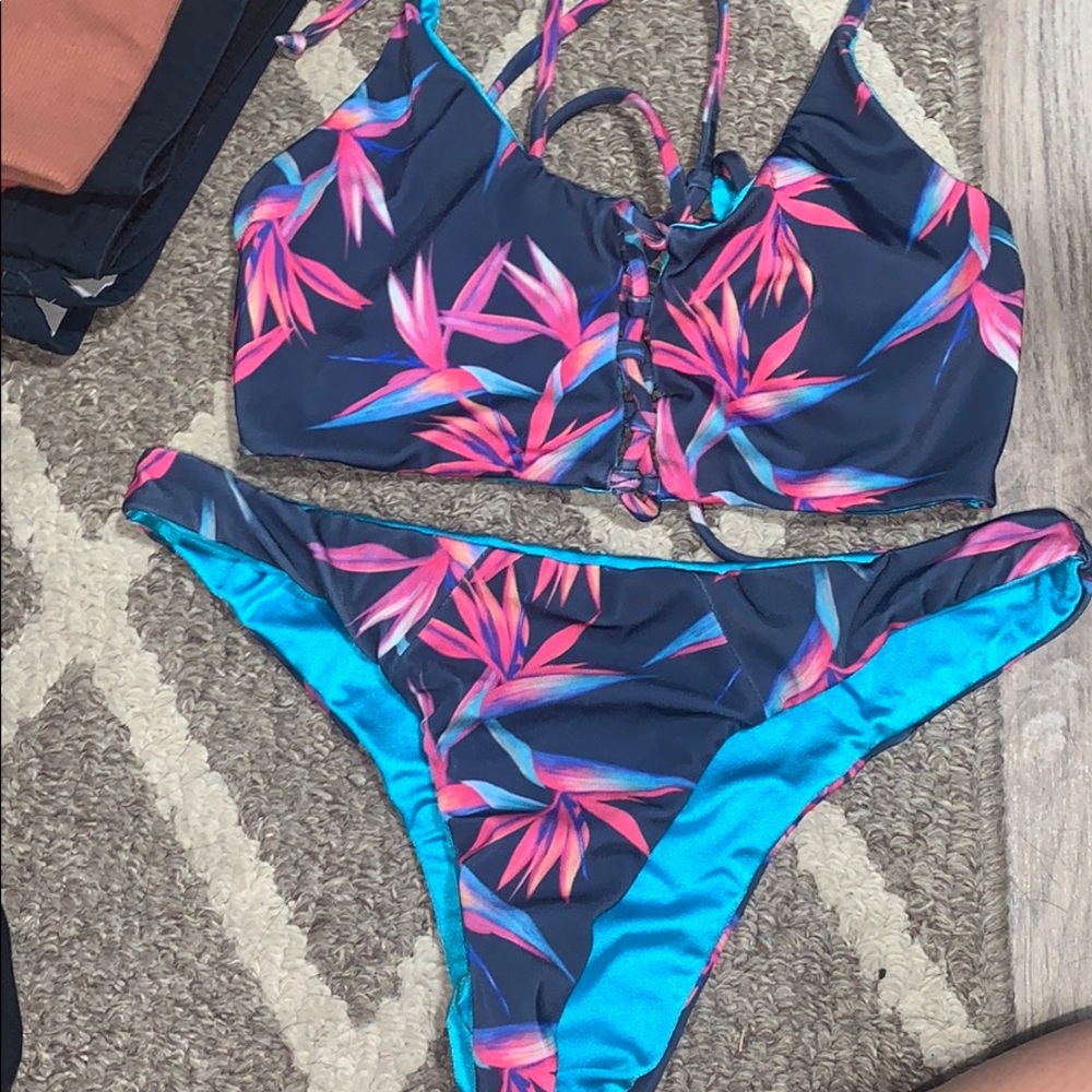 Mahkia Kinis Bikini! Reversible